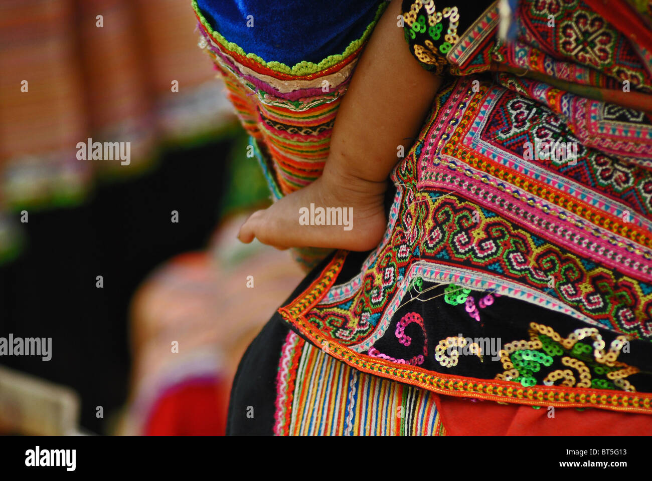 Flower Hmong Baby auf die Mutter zurück in der Nähe von Sapa, Vietnam Stockfoto