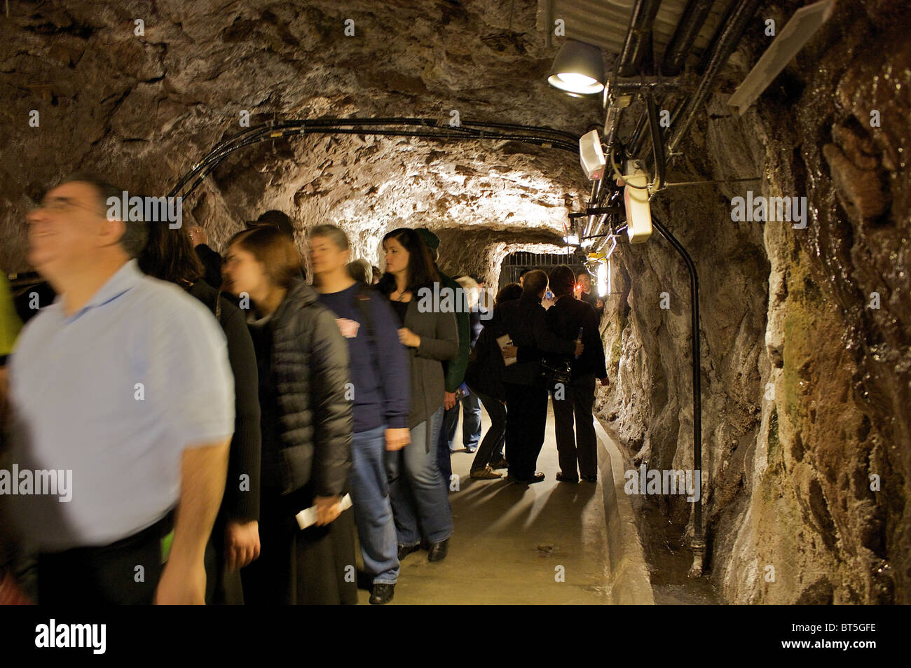 Die Menschen gehen durch einen Tunnel auf einer geführten Tour über den Hoover-Staudamm Einrichtungen Stockfoto