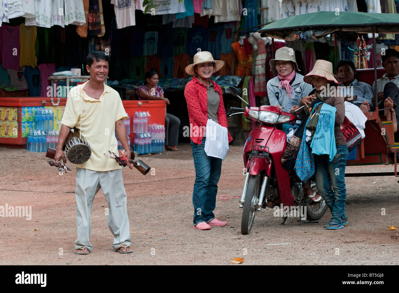 Markt-Straßenszene mit einer Rikscha in Siem Reap, Kambodscha Stockfoto