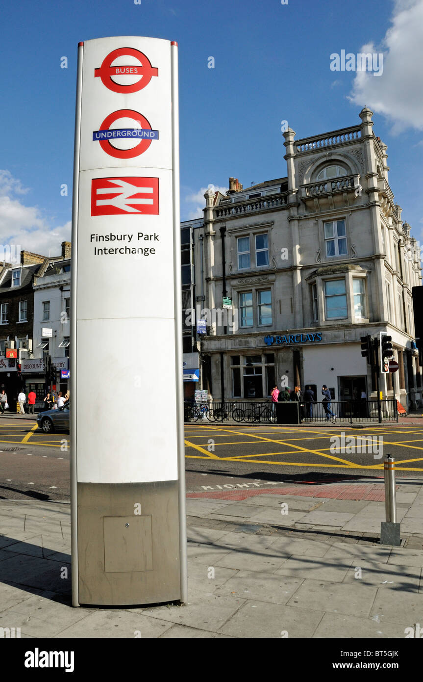Finsbury Park Transport Interchange Totem oder Schild außerhalb der Station mit Barclays Bank im Hintergrund London England Großbritannien Großbritannien Stockfoto