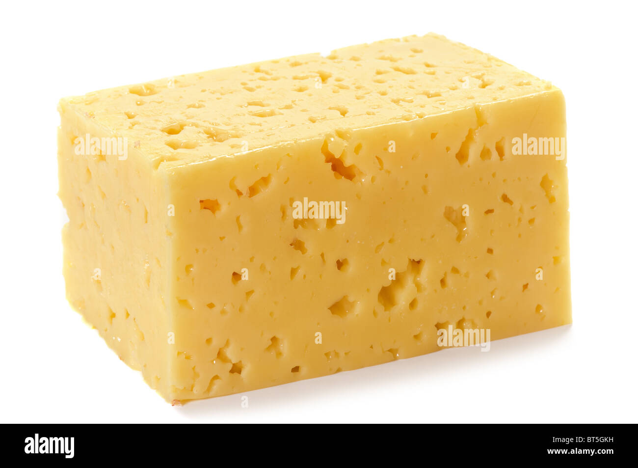 Stück Käse mit Löchern, die isoliert auf weiss Stockfoto