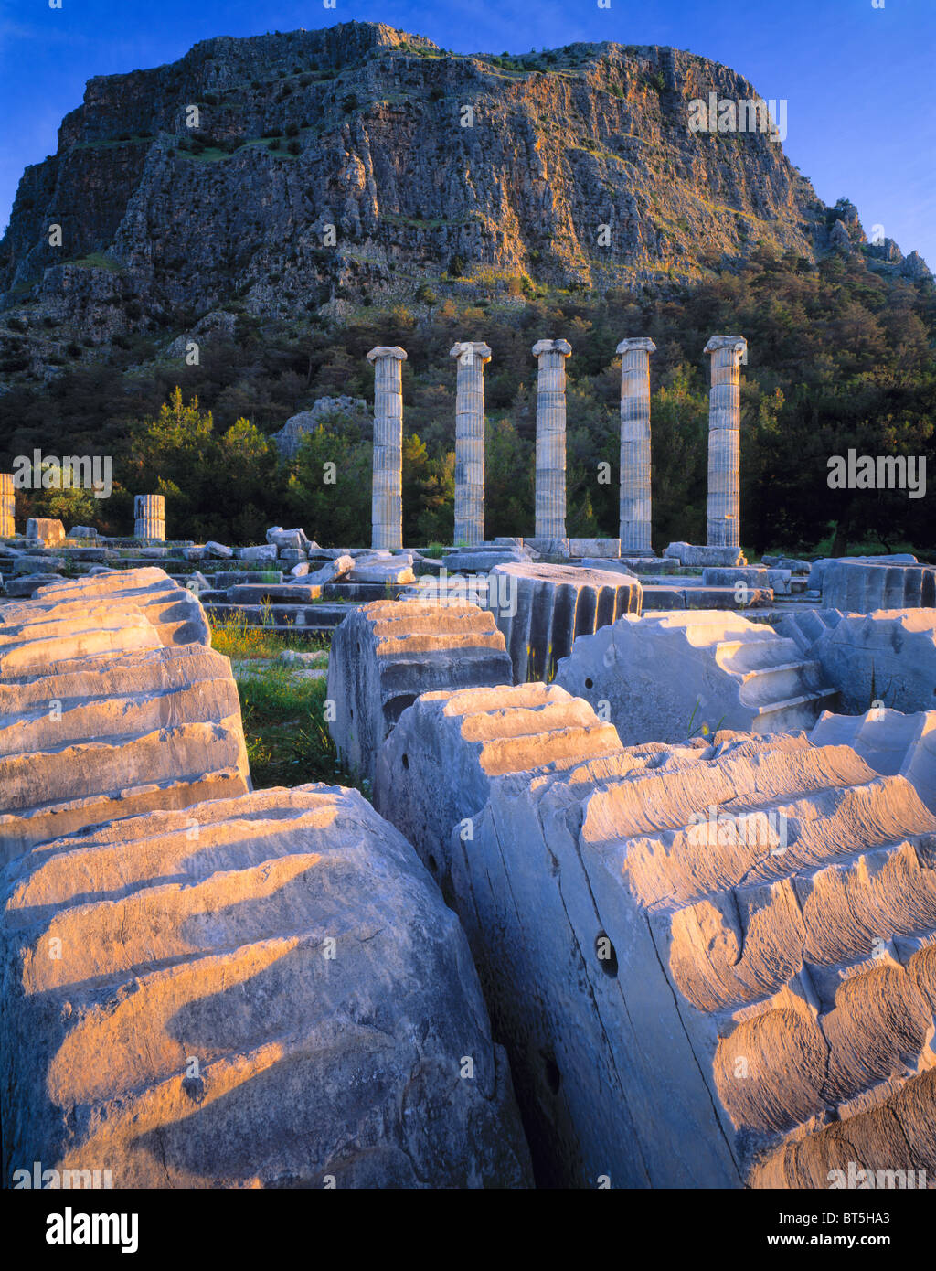 Tempel der Athena in Priene, Ägäis, Türkei, griechische Ruinen von 350 v. Chr., erbaut von dem Architekten Pytheos, Sunrise Stockfoto
