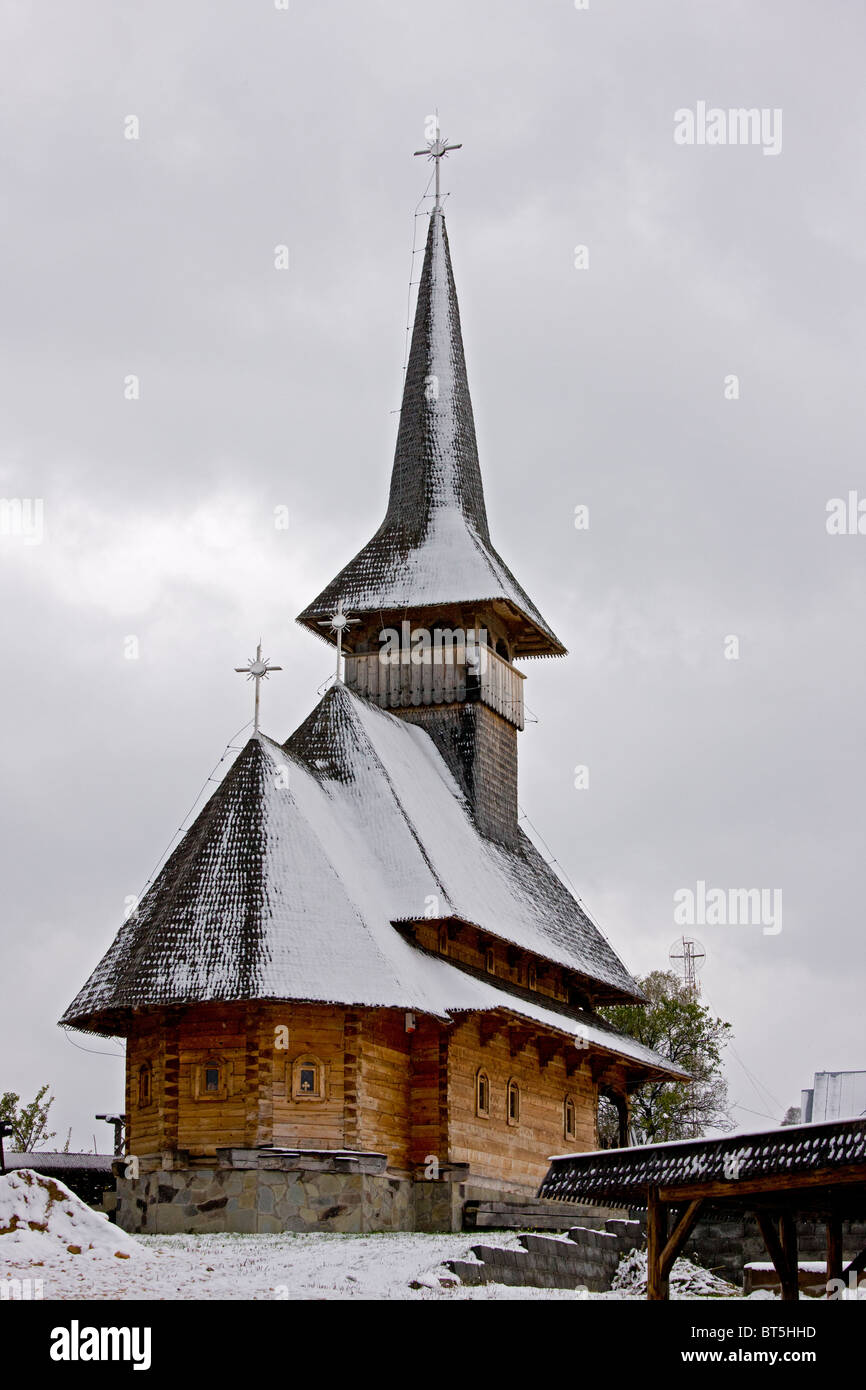 Hölzerne Kirche im Schnee, im Fundata (das höchstgelegene Dorf in Rumänien), Karpaten, Rumänien Stockfoto