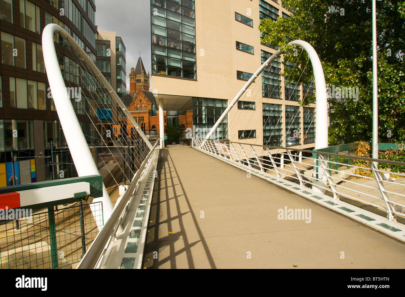 Die Manchester-Kurve Fußgängerbrücke, Piccadilly Place, Manchester, England, UK.  Entworfen vom Architekten Wilkinson Eyre. Stockfoto