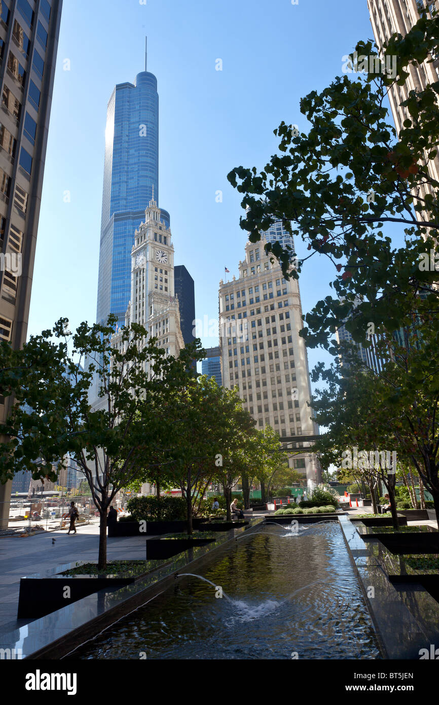 Ansicht des Trump Tower und das Wrigley Building von Pioneer Gericht in Chicago, IL, USA. Stockfoto