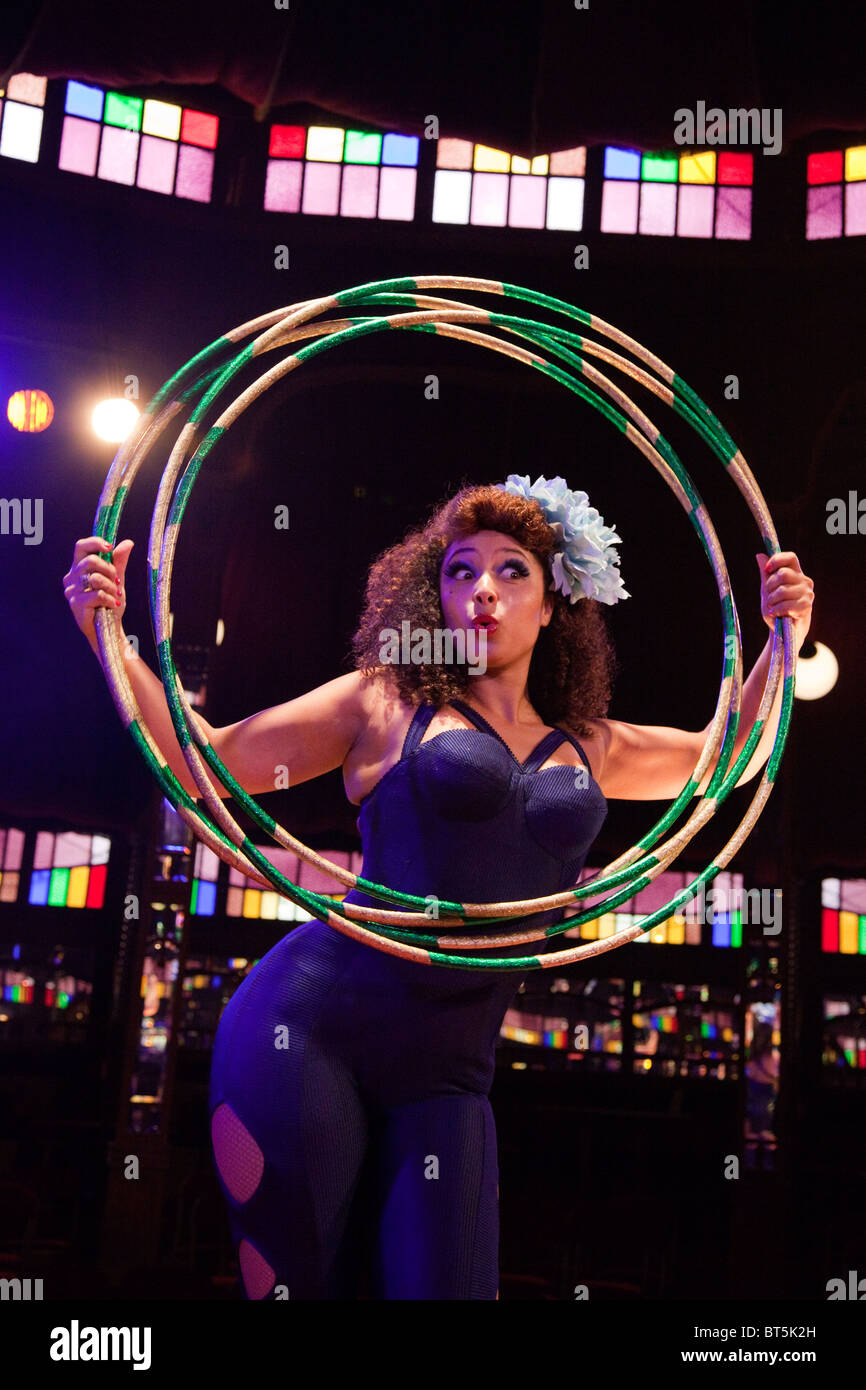 LONDON, ENGLAND, La Soirée Cabaret und Vielfalt wirken an der South Bank Zirkuszelt, Marawa mit Hula Hoops Stockfoto