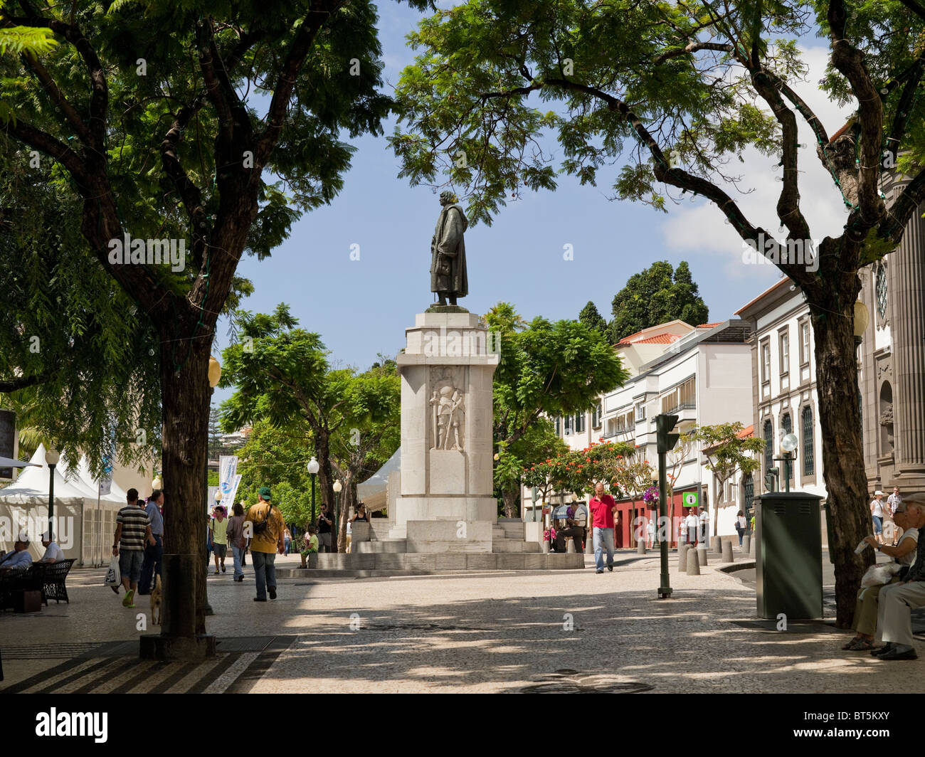 Menschen Touristen Besucher zu Fuß an der Statue von Joao Goncalves Zarco In Funchal Stadtzentrum Madeira Portugal EU Europa Stockfoto