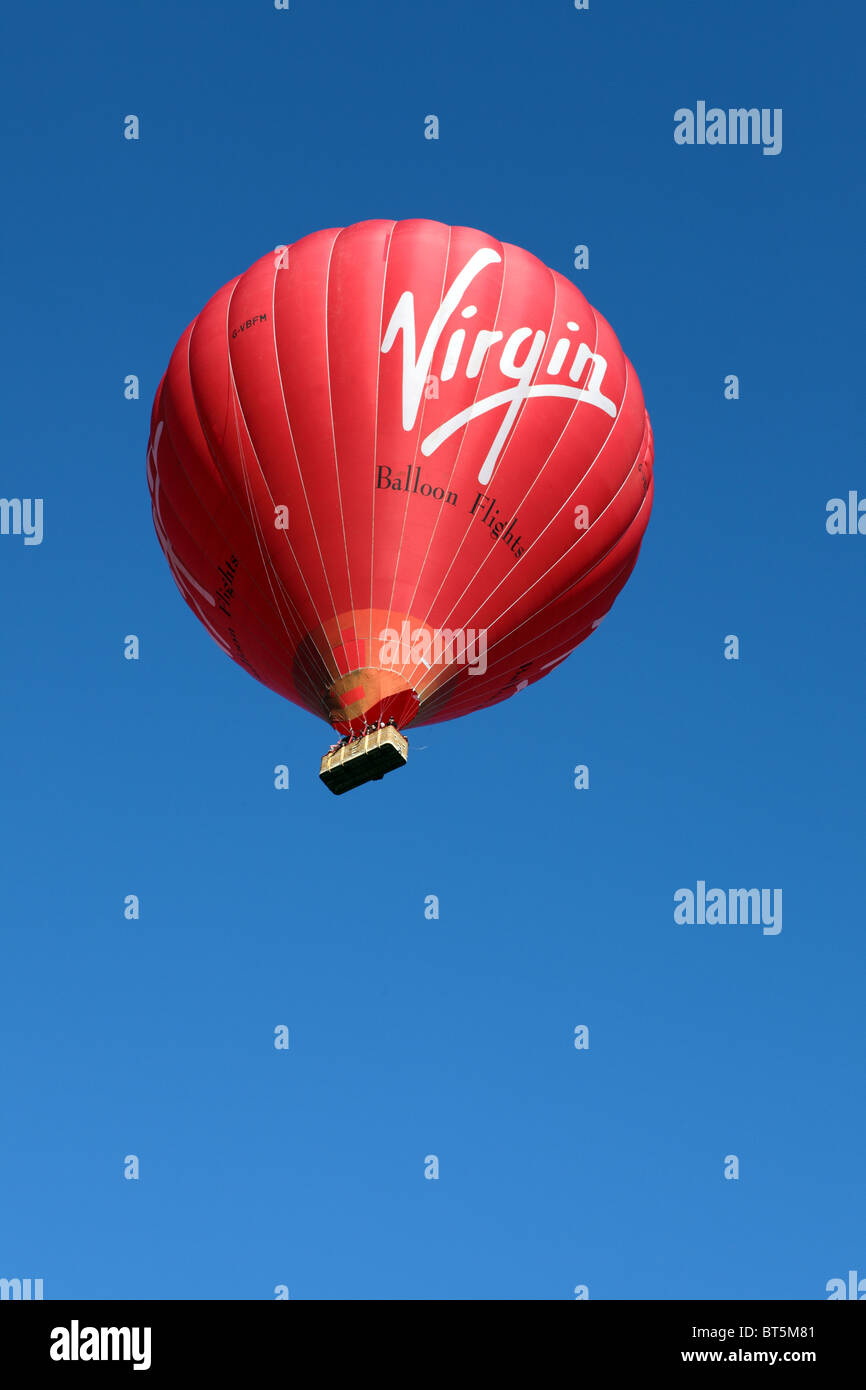 Rote Jungfrau mit dem Heißluftballon über haslemere, Surrey Stockfoto