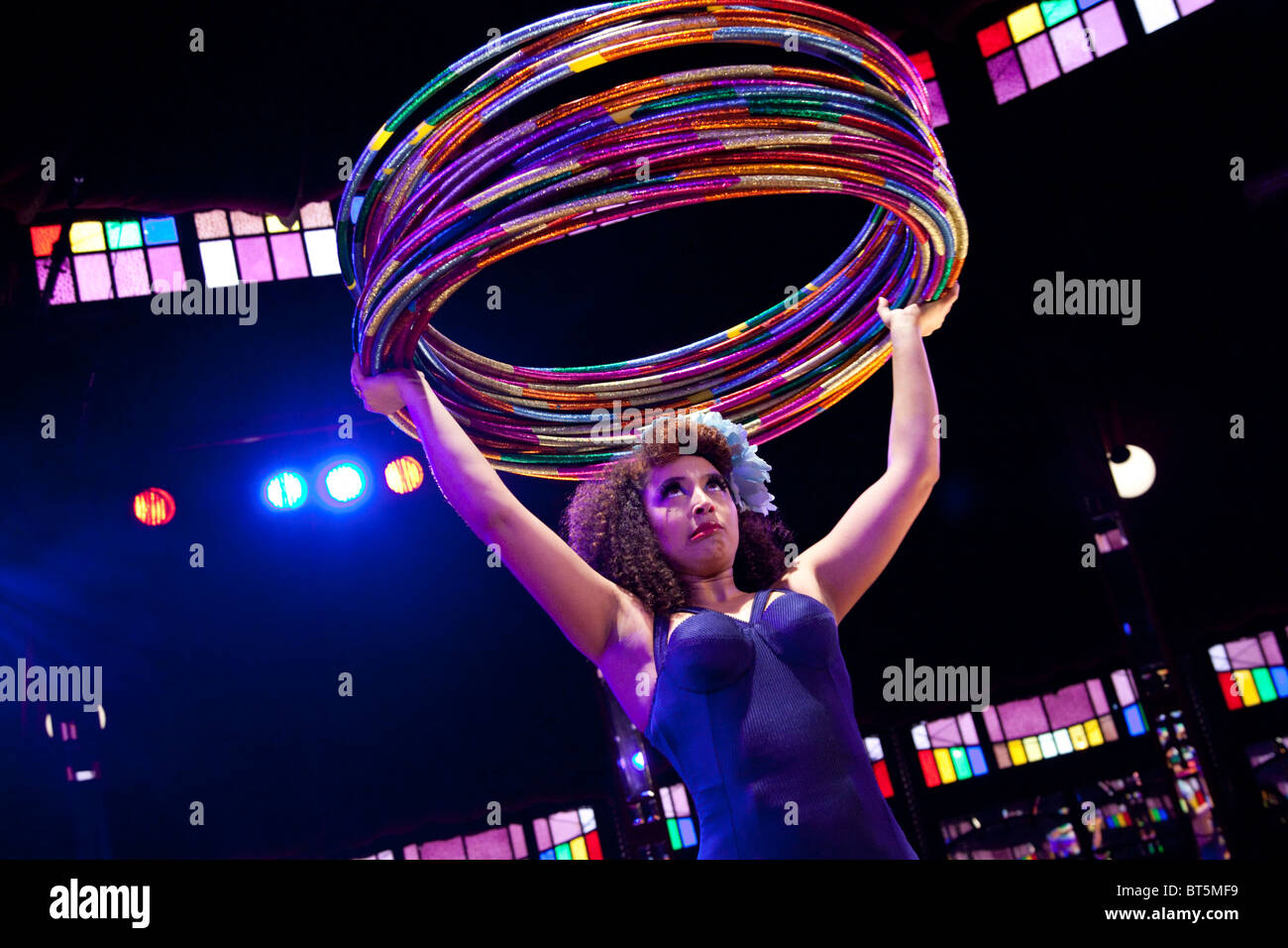 LONDON, ENGLAND, La Soirée Cabaret und Vielfalt wirken an der South Bank Zirkuszelt, Marawa mit Hula Hoops Stockfoto