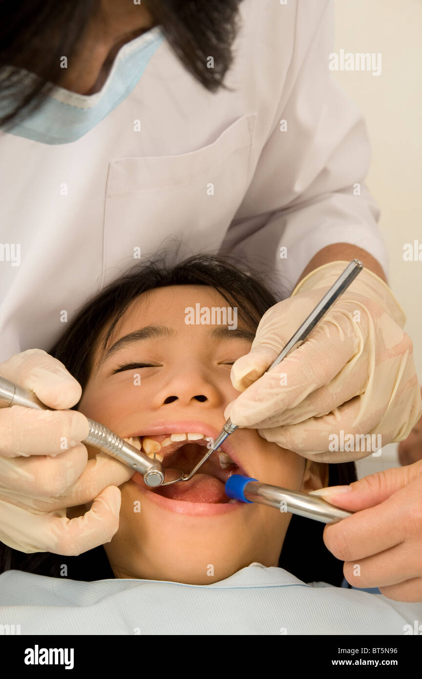 Mädchen einer zahnärztlichen Untersuchung Stockfoto