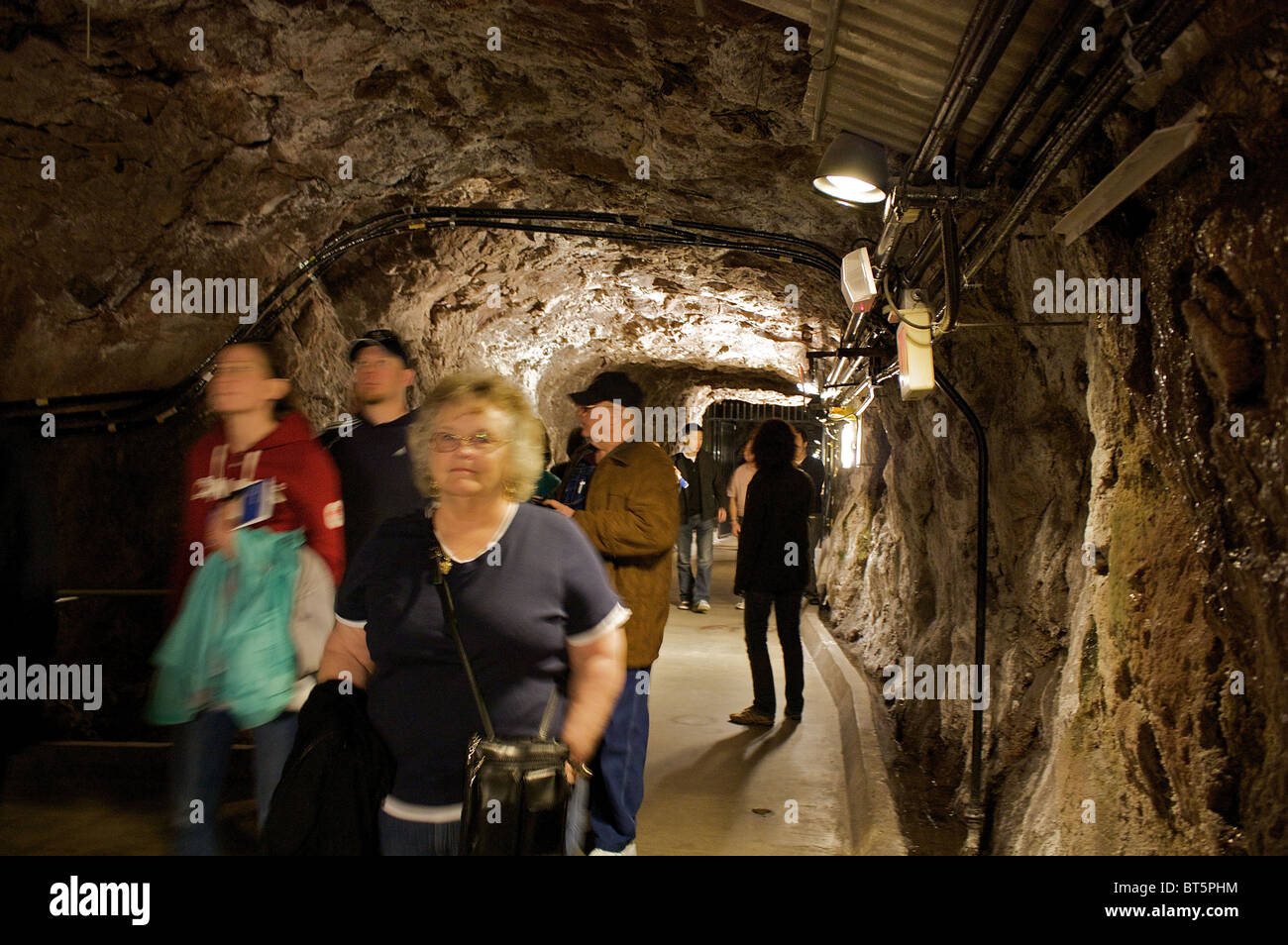 Die Menschen gehen durch einen Tunnel auf einer geführten Tour über den Hoover-Staudamm Einrichtungen Stockfoto