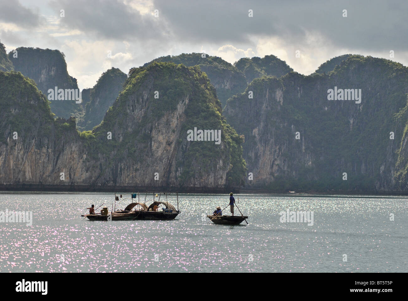 Boote in der Halong Bay am Abend, Vietnam Stockfoto