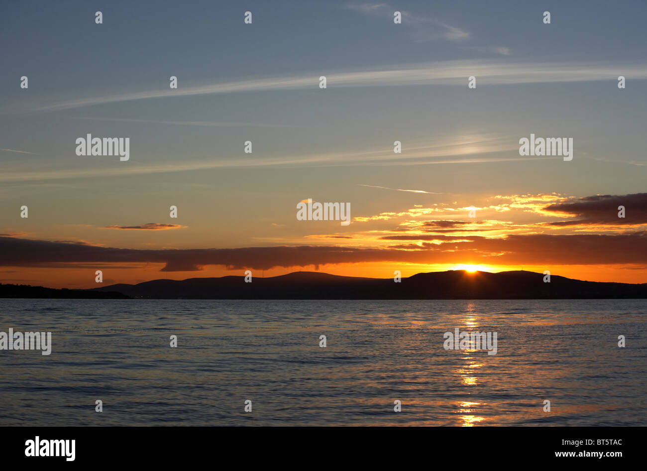 Sonnenuntergang hinter Höhle Hügel über Belfast Lough Nordirland Vereinigtes Königreich Stockfoto