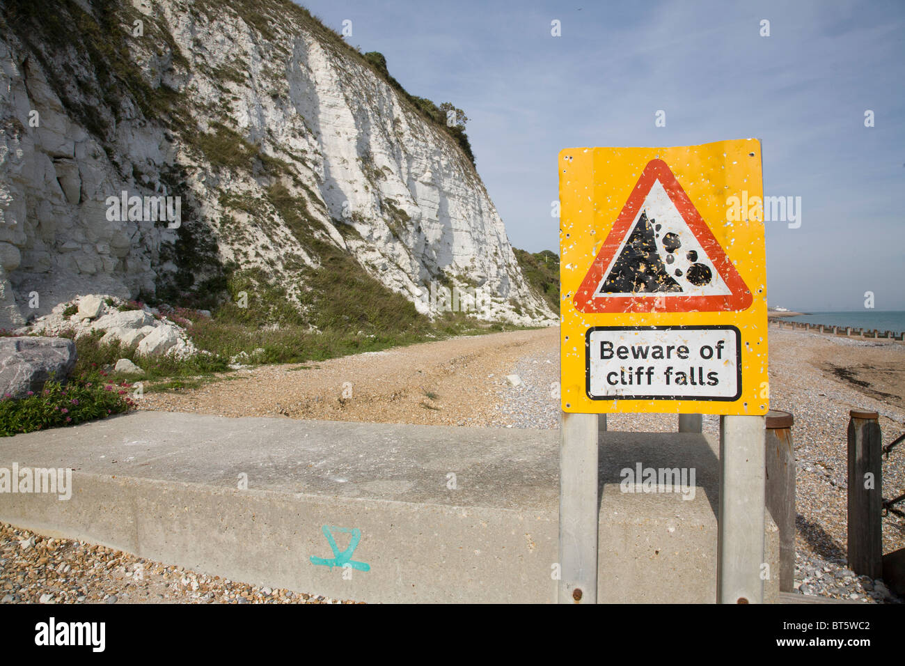 Warnhinweis "Hütet euch vor der Klippe Stürze" in Eastbourne, Großbritannien Stockfoto