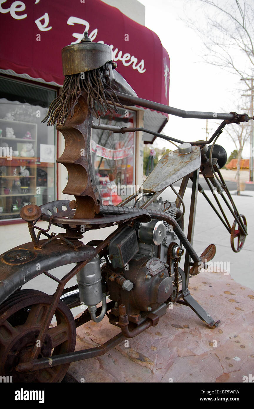 Eine Skulptur von einer Figur mit dem Motorrad in der Innenstadt von Boulder City, Nevada Stockfoto