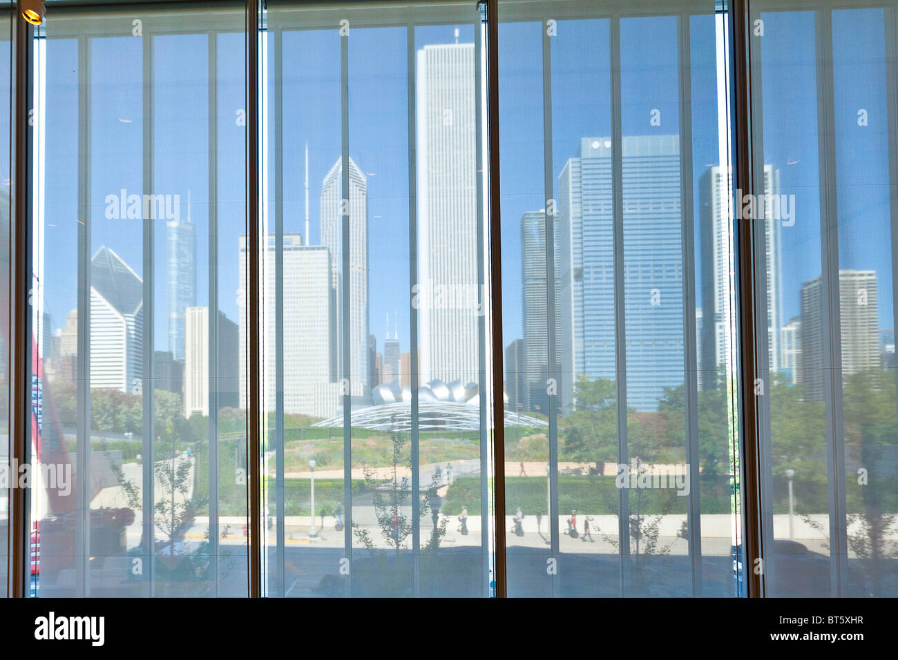 Skyline von Chicago von innen am Art Institute in Chicago, IL, USA. Stockfoto