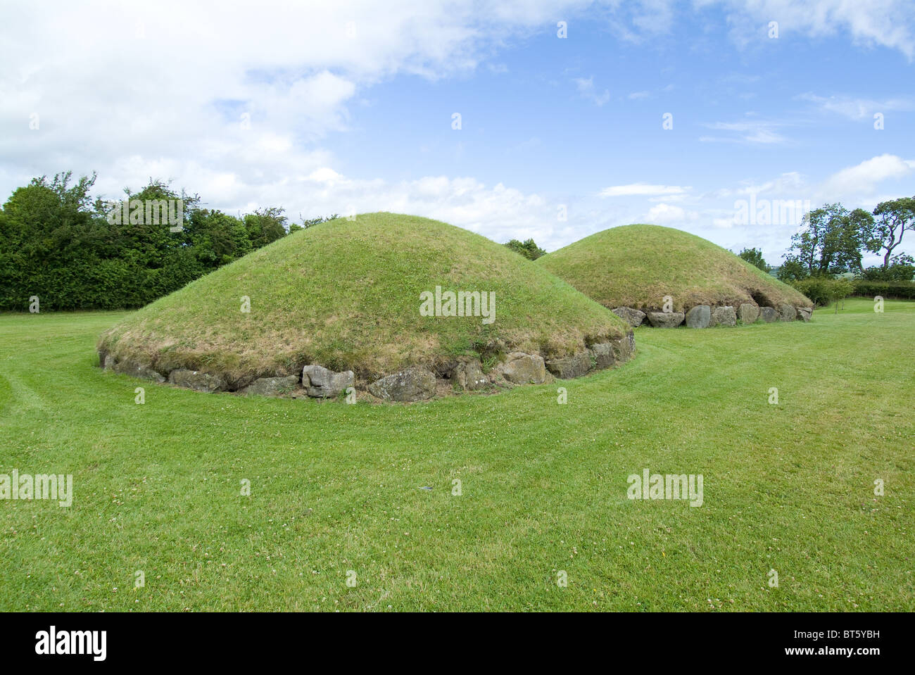 Kerb Steinen Schnitzereien große Hügel Knowth Irland Süden südliche Eire Rasen Prhistoric keltischen Irland Hügel Bestattung zeremonielle land Stockfoto