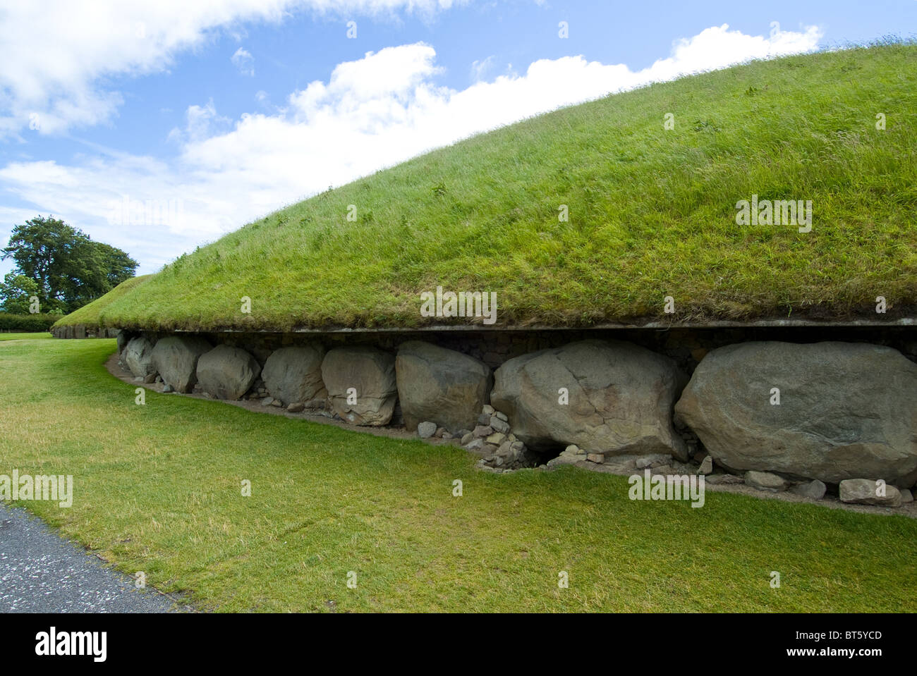 Kerb Steinen Schnitzereien große Hügel Knowth Irland Süden südlichen Eire Rasen Prhistoric keltischen Stockfoto