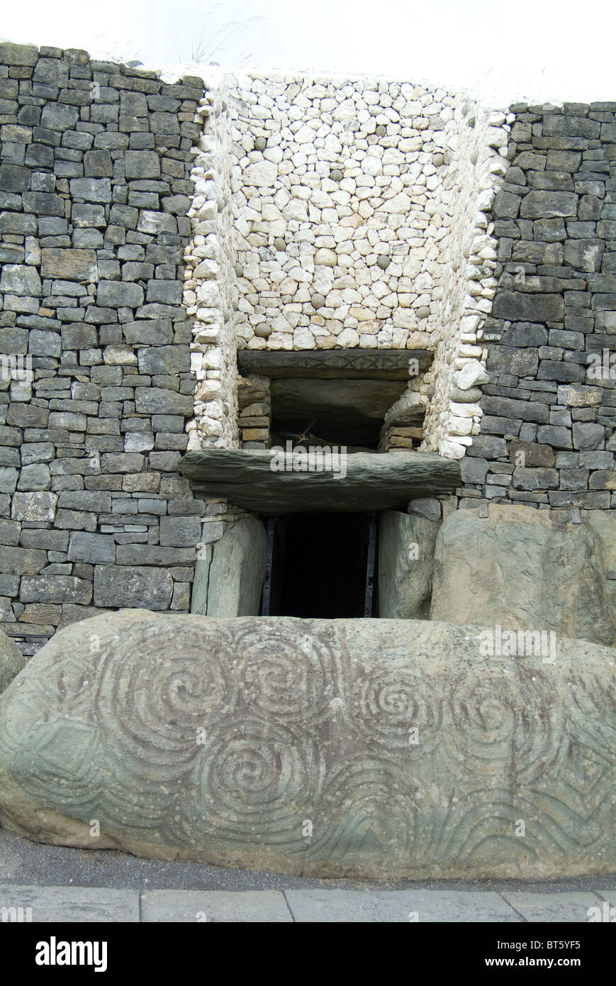 Irland Süd prähistorischen Grab Irland südlichen prähistorischen Grab Eingang Durchgang Grab Newgrange, Grafschaft Meath, Republik Stockfoto