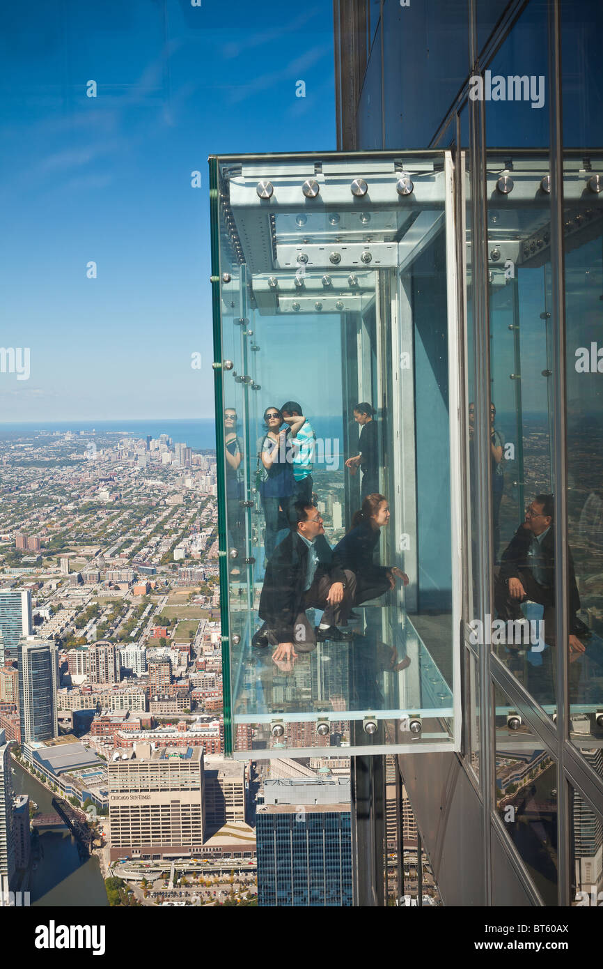 Touristen In Glas Balkon Skydeck Aussichtsplattform Anzeigen