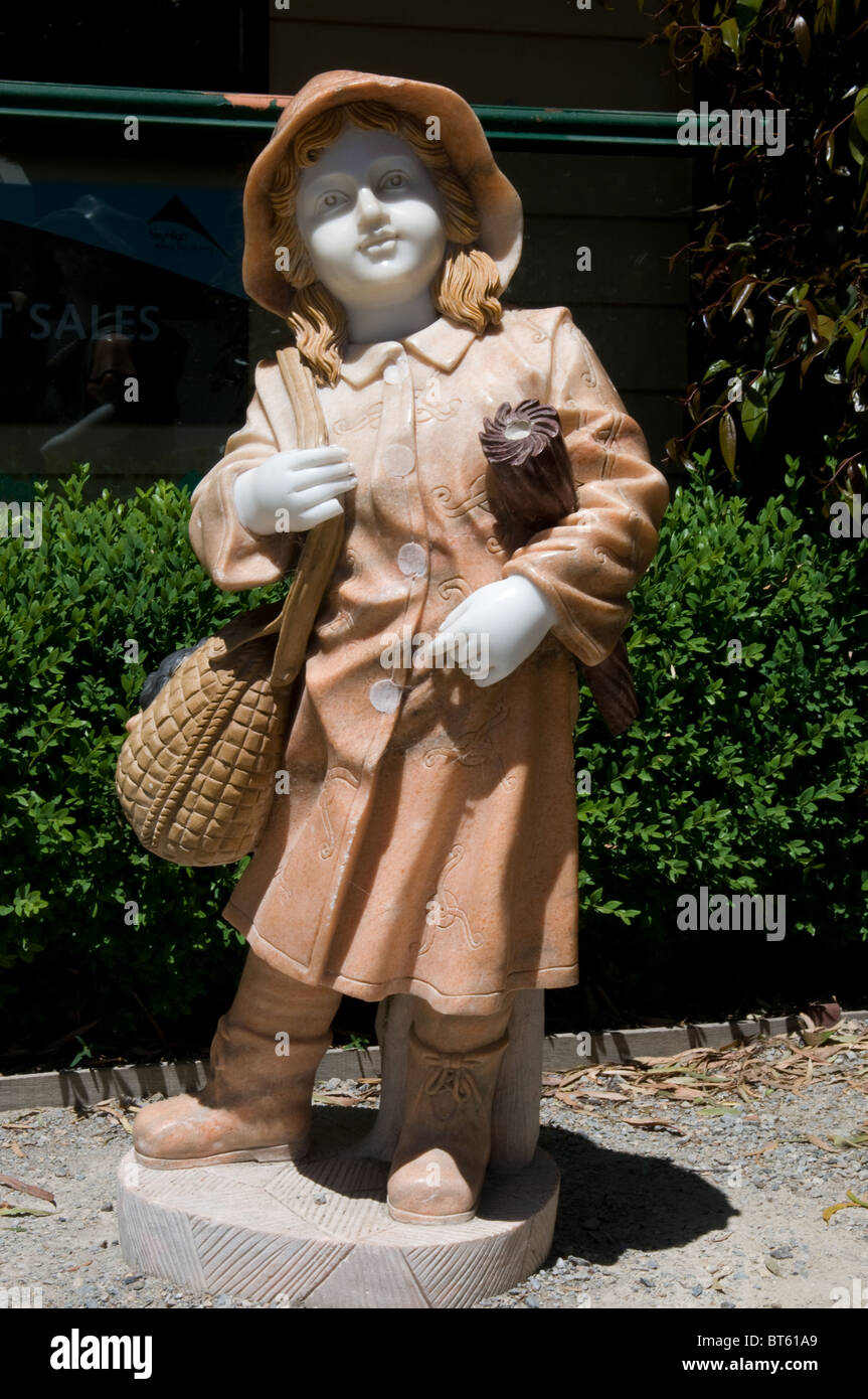 Melbourne-Statue junges Mädchen Siedler braunen Mantel Hand Tasche Kolonist Pionier Stockfoto