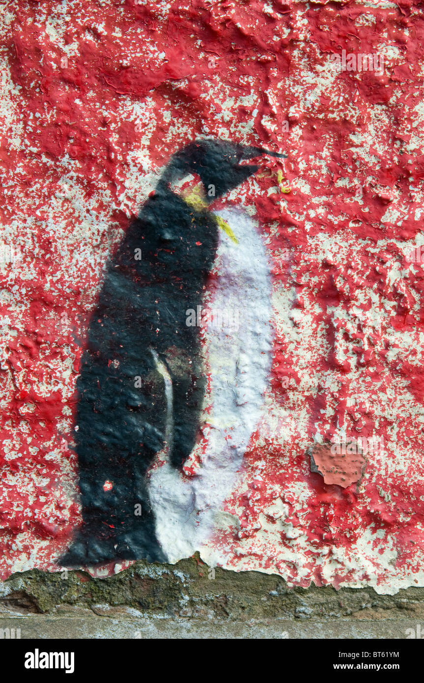 Pinguin Figur Malerei Wandbild auf Promenade Leuchtturm Berwick nach Tweed UK Street Art als eine Herde von Pinguinen auf der esplanade Stockfoto