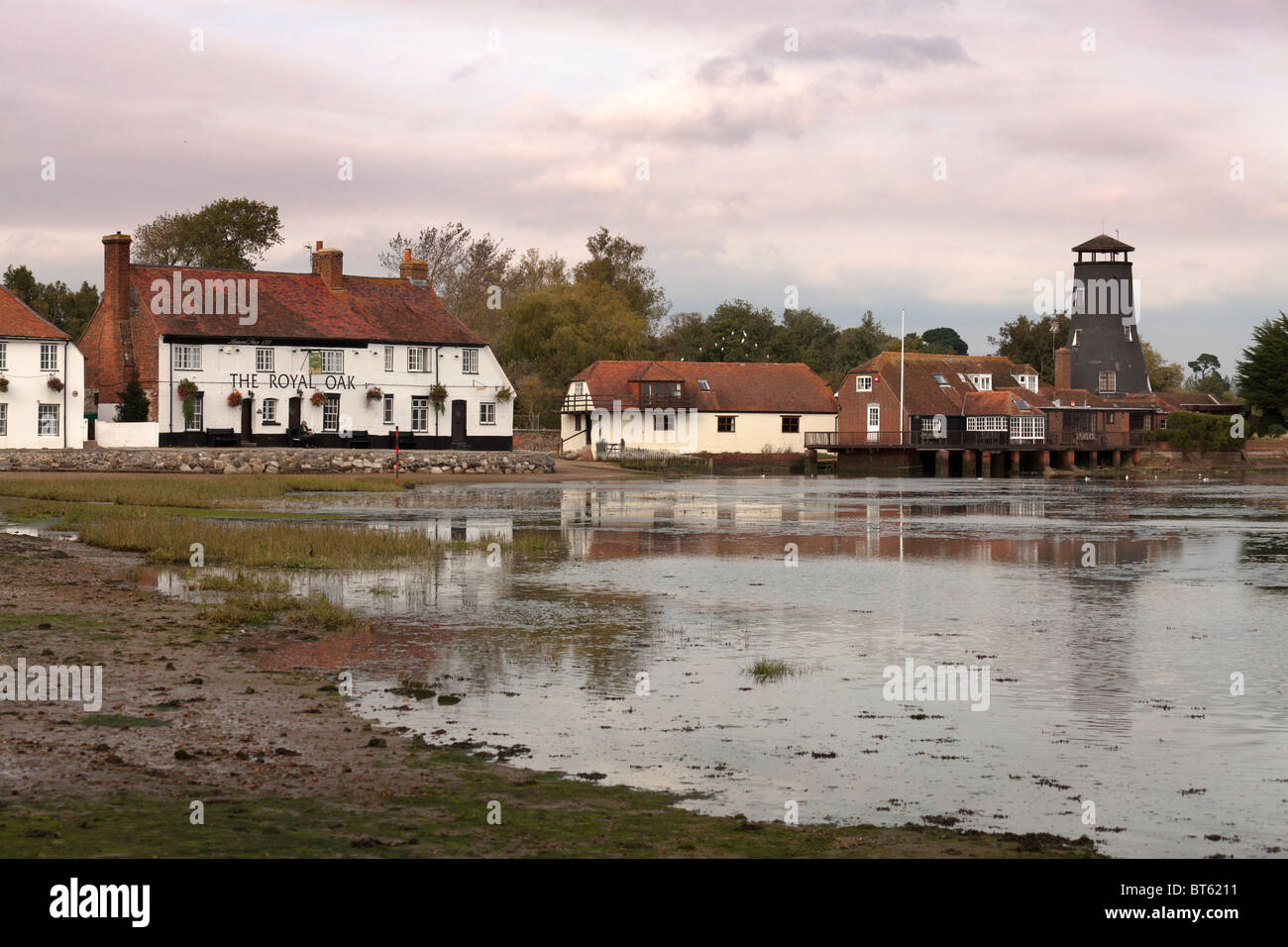 Langstone Mill und die Royal Oak Pub zwischen Havant und Hayling Island Stockfoto