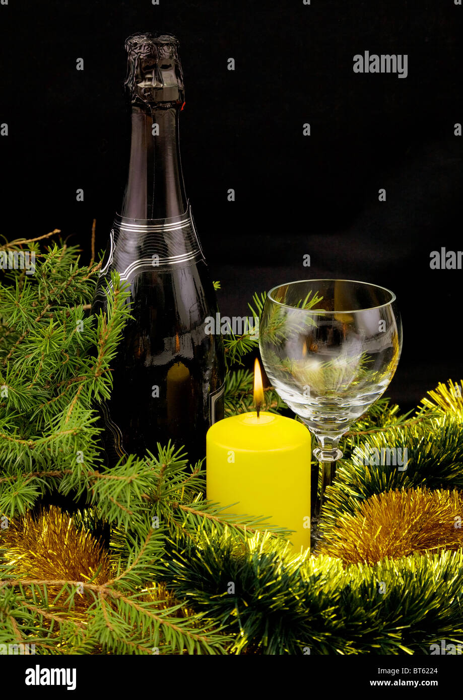 Silvester Flasche Champagner, Glas und Kerze Stockfoto