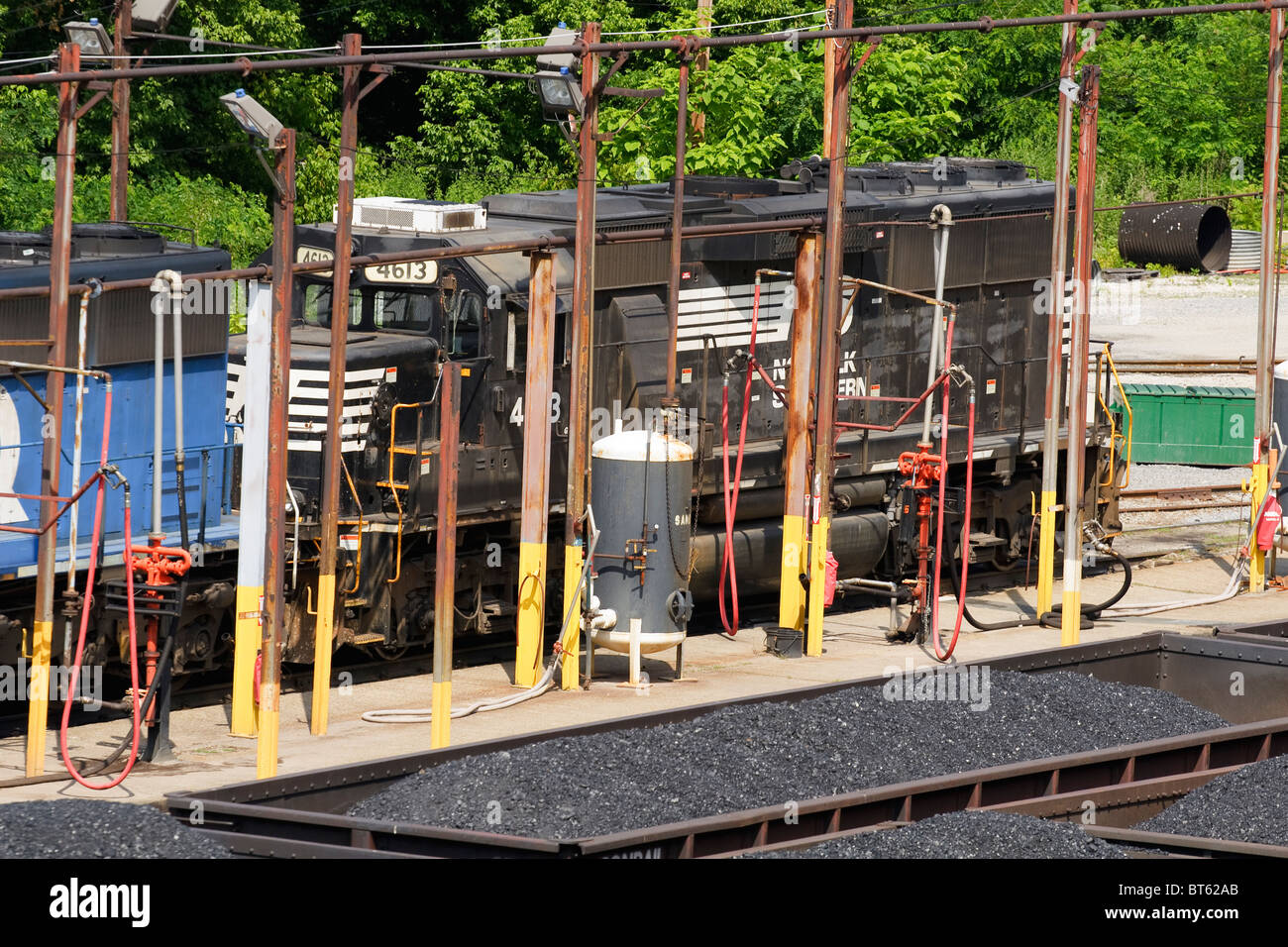 Ein Norfolk Southern Besitz an einer Tankstelle in einem Railyard in Dickinson, WV in der Nähe von Charleston, West Virginia Eisenbahn Lokomotive. Stockfoto