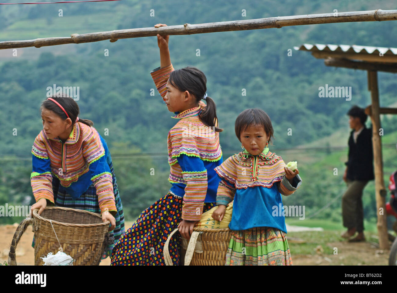 Hmong Blumenkinder am Markt von Bac Ha in der Nähe von Sapa, Vietnam Stockfoto