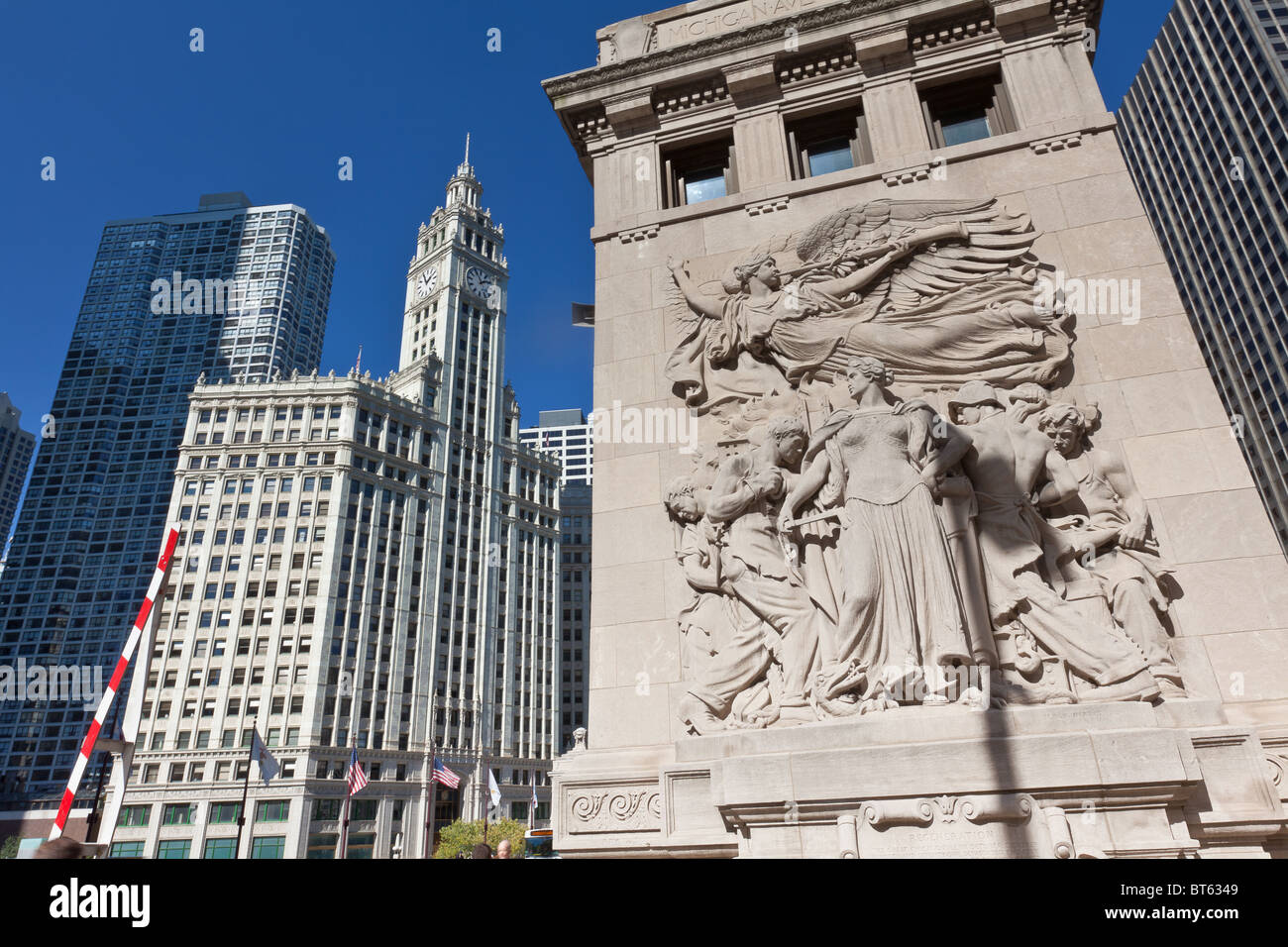 Blick entlang N Michigan Ave Brücke zeigt die Flachreliefs und Wrigley Building in Chicago, IL, USA. Stockfoto