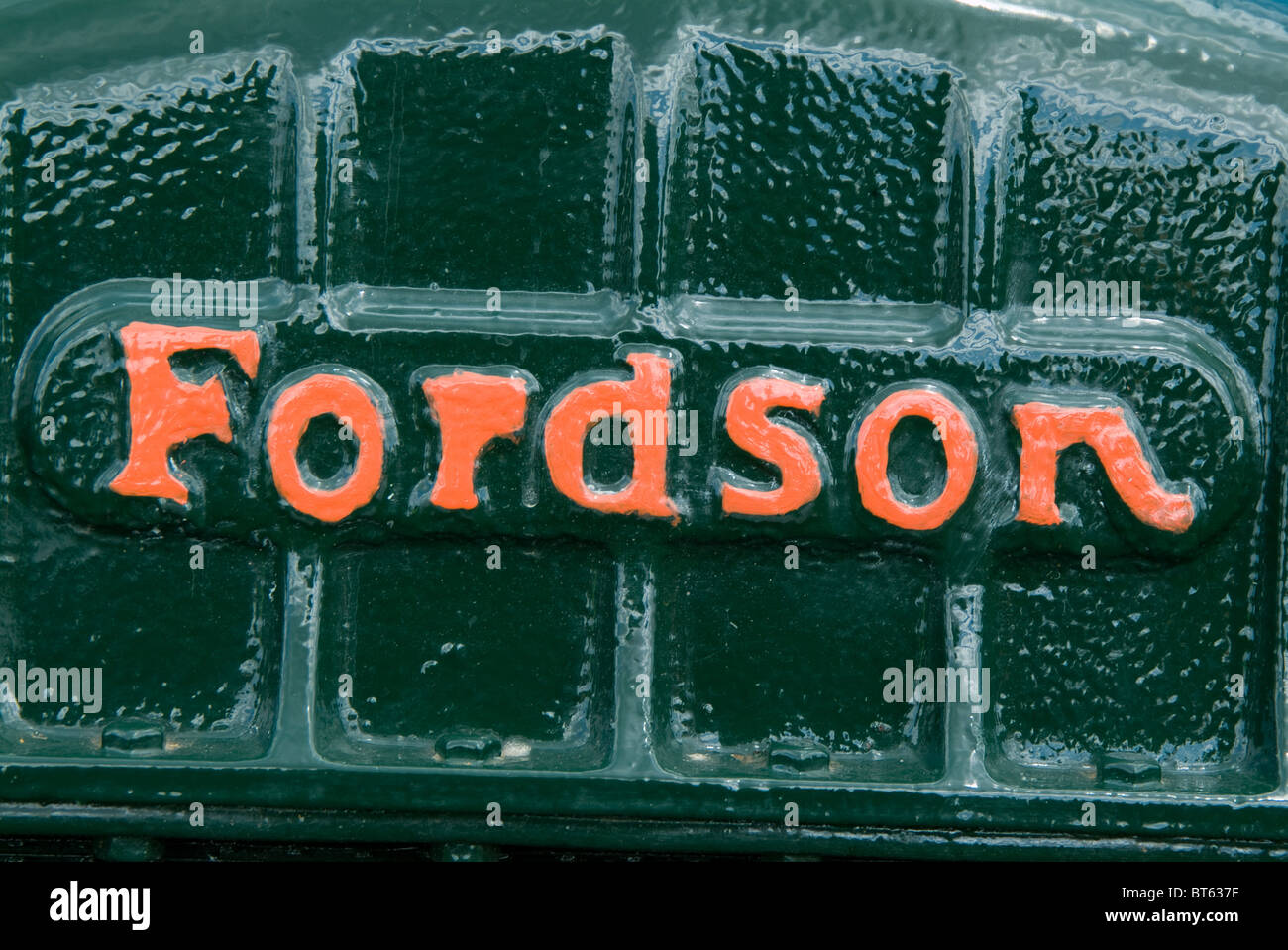 grüne Fordson Traktor Logo Name Platte Antik alt Sammlerstück Markennamen Masse produziert Ford Landmaschinen Stockfoto