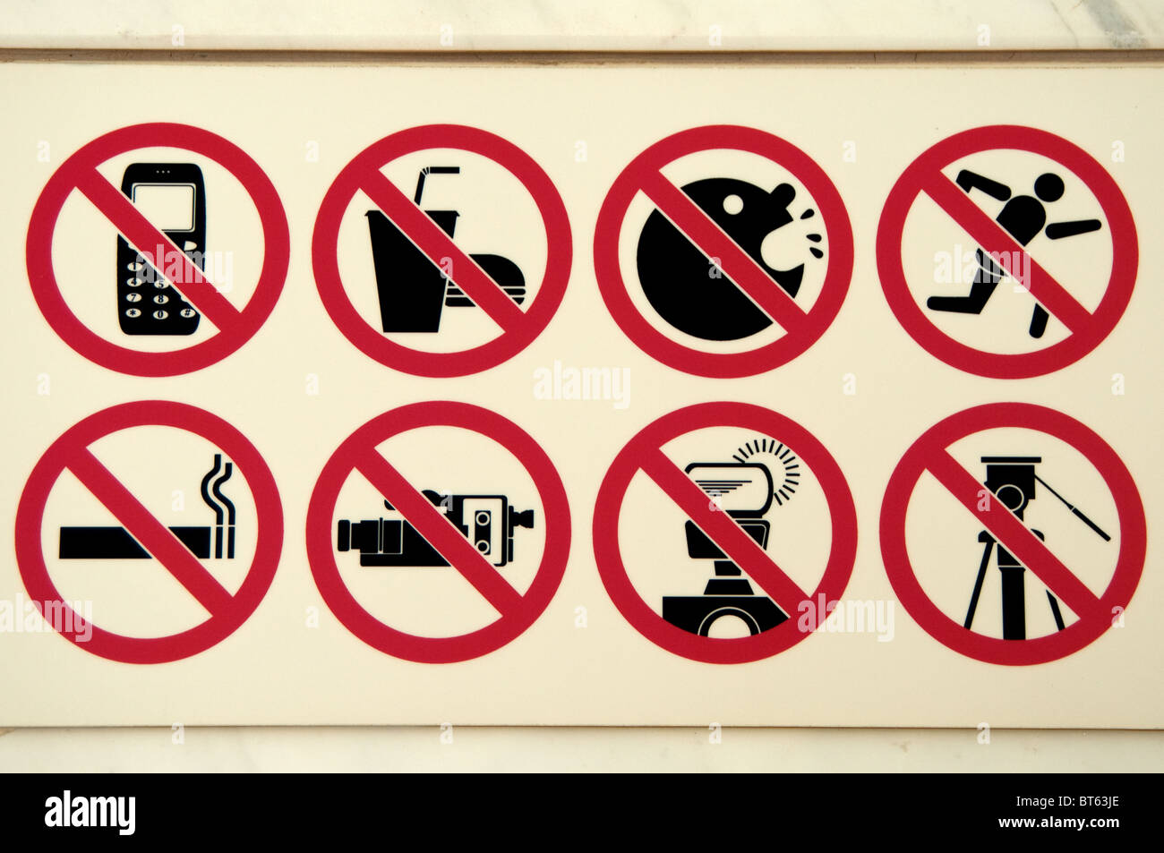 Warnzeichen, dass keine Telefon Telefone trinken Getränke schreiend laufen Video Flash-Kamerastativ verboten Rauchen Logo Öffentlichkeit verboten Stockfoto