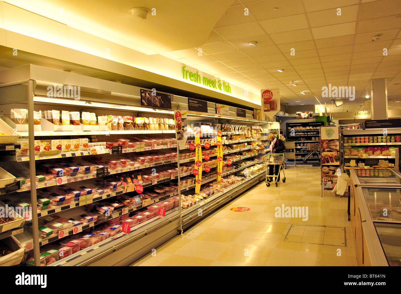 Die Budgen Supermarkt Interieur, High Street, Ascot, Berkshire, England, Vereinigtes Königreich Stockfoto