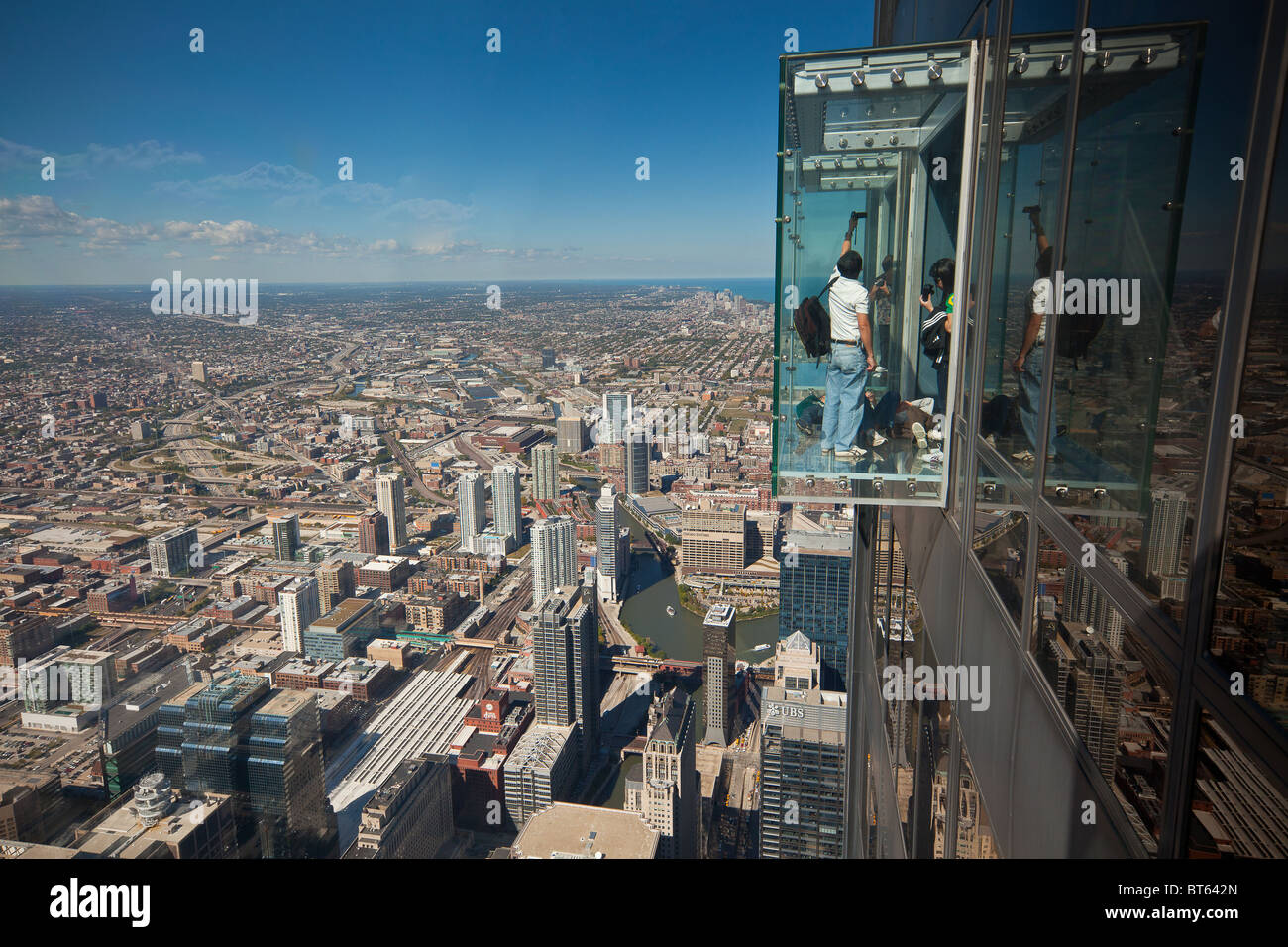 Touristen In Glas Balkon Skydeck Aussichtsplattform Anzeigen