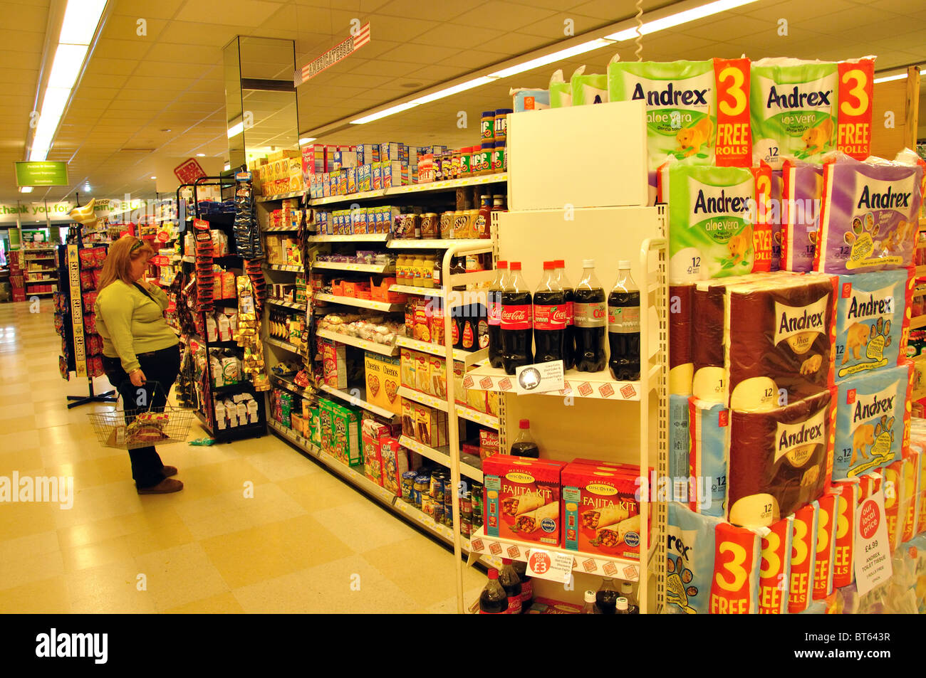 Die Budgen Supermarkt Interieur, High Street, Ascot, Berkshire, England, Vereinigtes Königreich Stockfoto