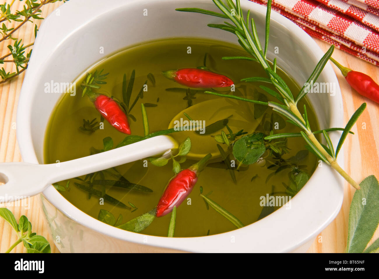 Kraut und gewürzte infundiert Oilve Öl, Toskana, Italien, Europa Stockfoto