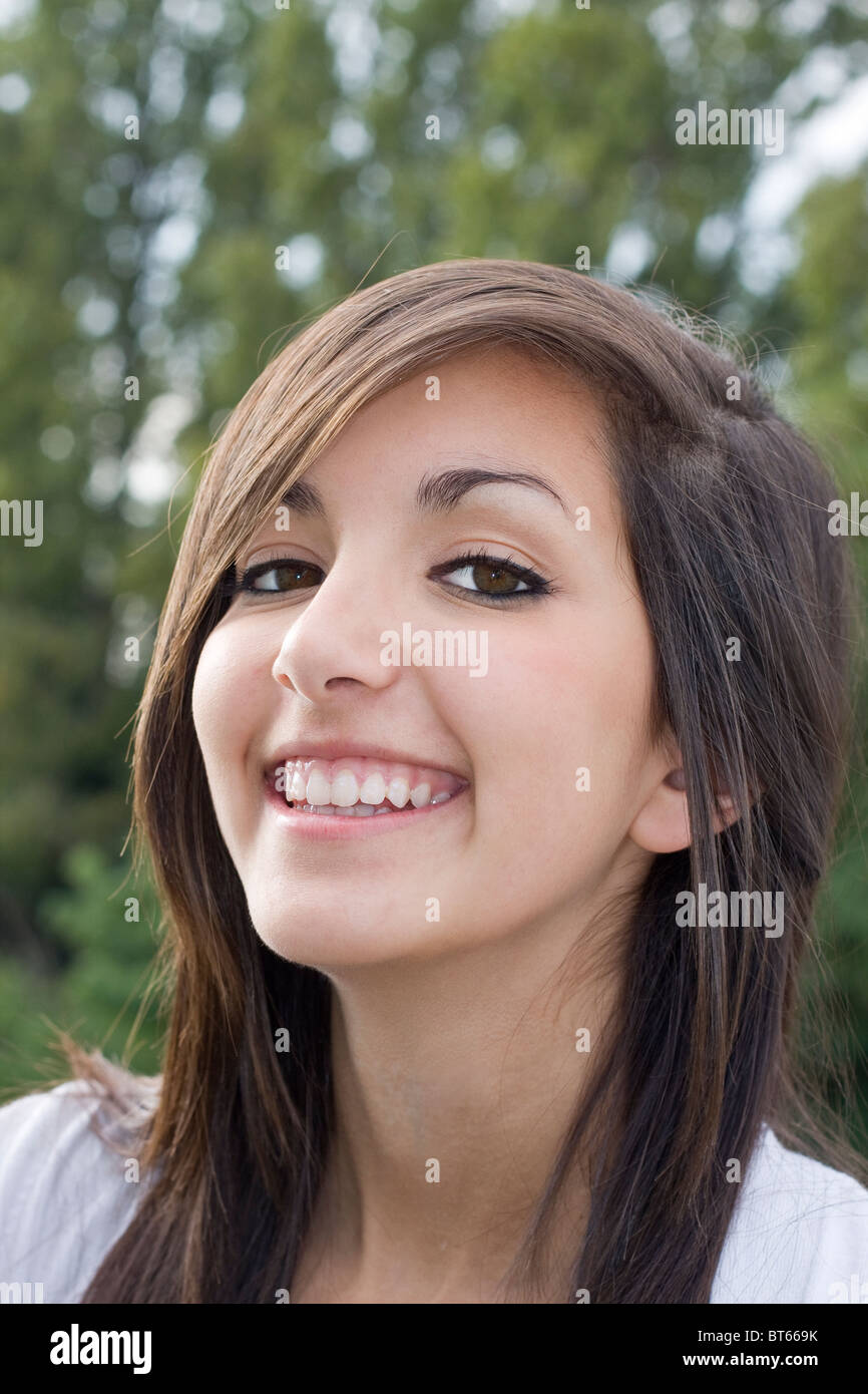 Outdoor Portrait glücklich attraktive Teenager-Mädchen Stockfoto
