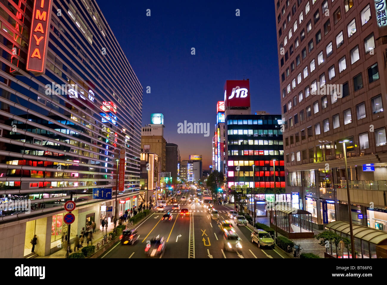 Asiatische belebten Straße in Yokohama, Japan in der Nacht. Stockfoto