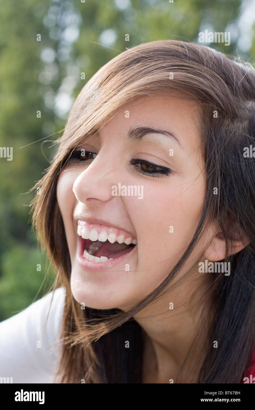 Outdoor Portrait glücklich attraktive Teenager-Mädchen Stockfoto