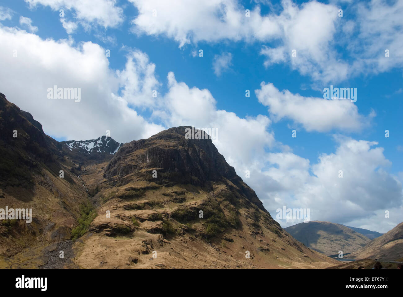 Zeigen auf schottischen Berg an Stockfoto