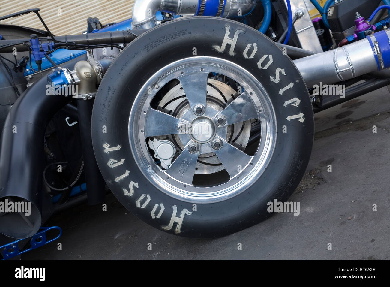 Rad mit Bremsscheibe und Bremssattel auf ein Drag-Racing-Auto Stockfoto