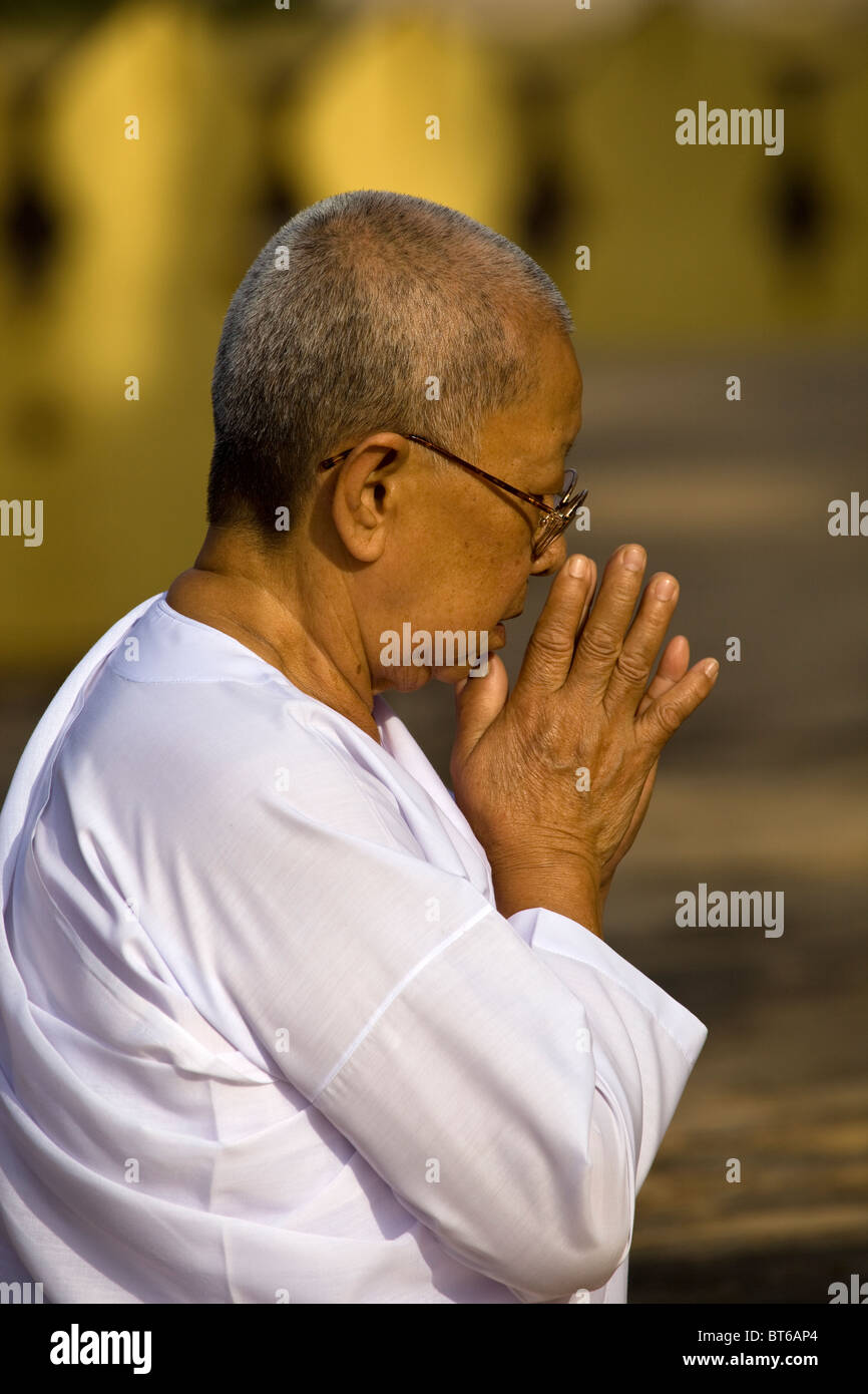 Buddhistische Nonne beten bei Pha, dass Luang Tempel Vientiane Laos Stockfoto
