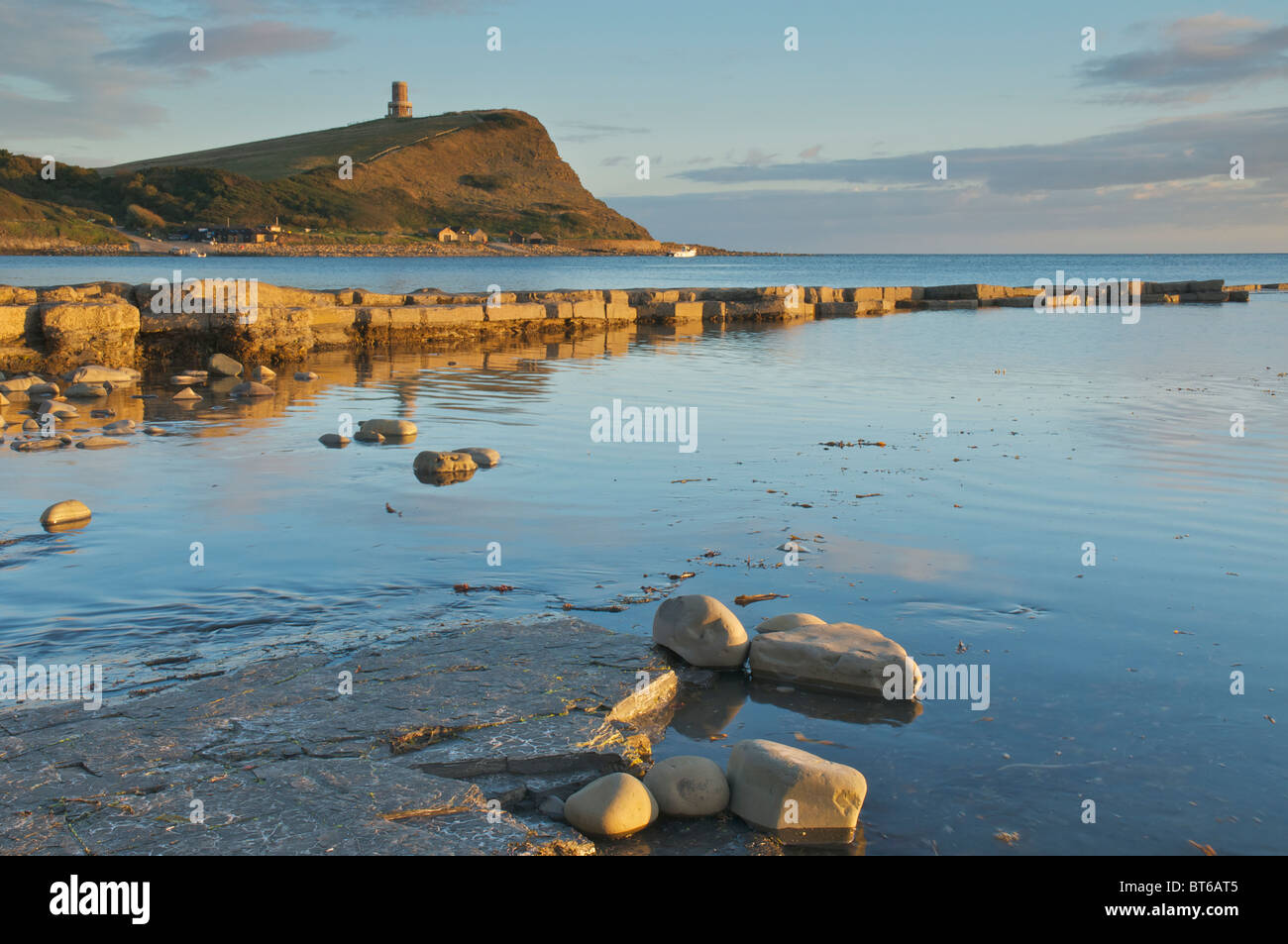 Kimmeridge Bay bei Sonnenuntergang über Felsenleisten Blick auf Clavell Turm Stockfoto