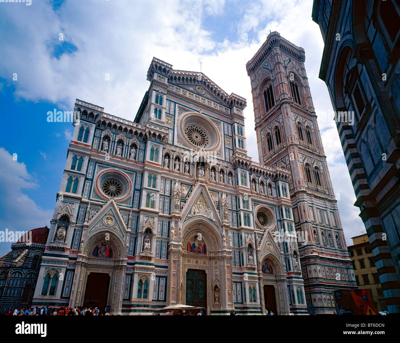 Dom Eingang Fassade und Campanile, gesehen von Piazza Del Duomo, Florenz, Toskana Region, Italien Stockfoto