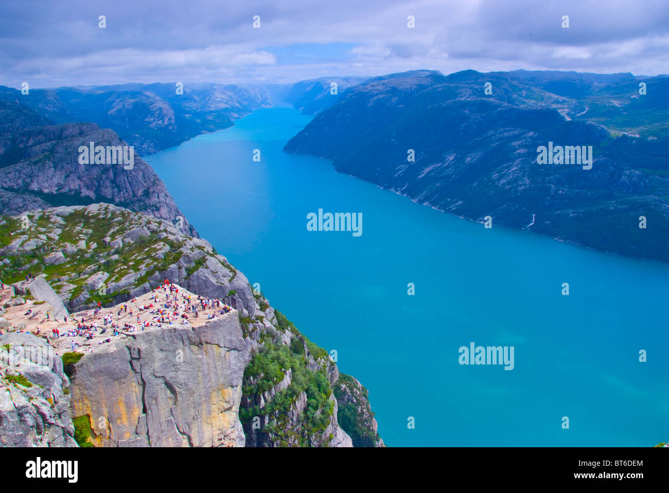 Preikestolen über dem Lysefjord, Preikestolen, 2.000 Fuß über dem Fjord Western Fjorde, Norwegen Stockfoto