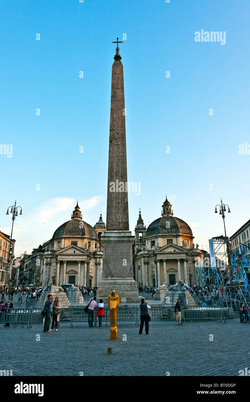 Sanata Maria Montesanto und Santa Maria dei Miracoli Twin Kirchen und der Obelisk auf der Piazza del Popolo Quadrat, Rom, Italien Stockfoto