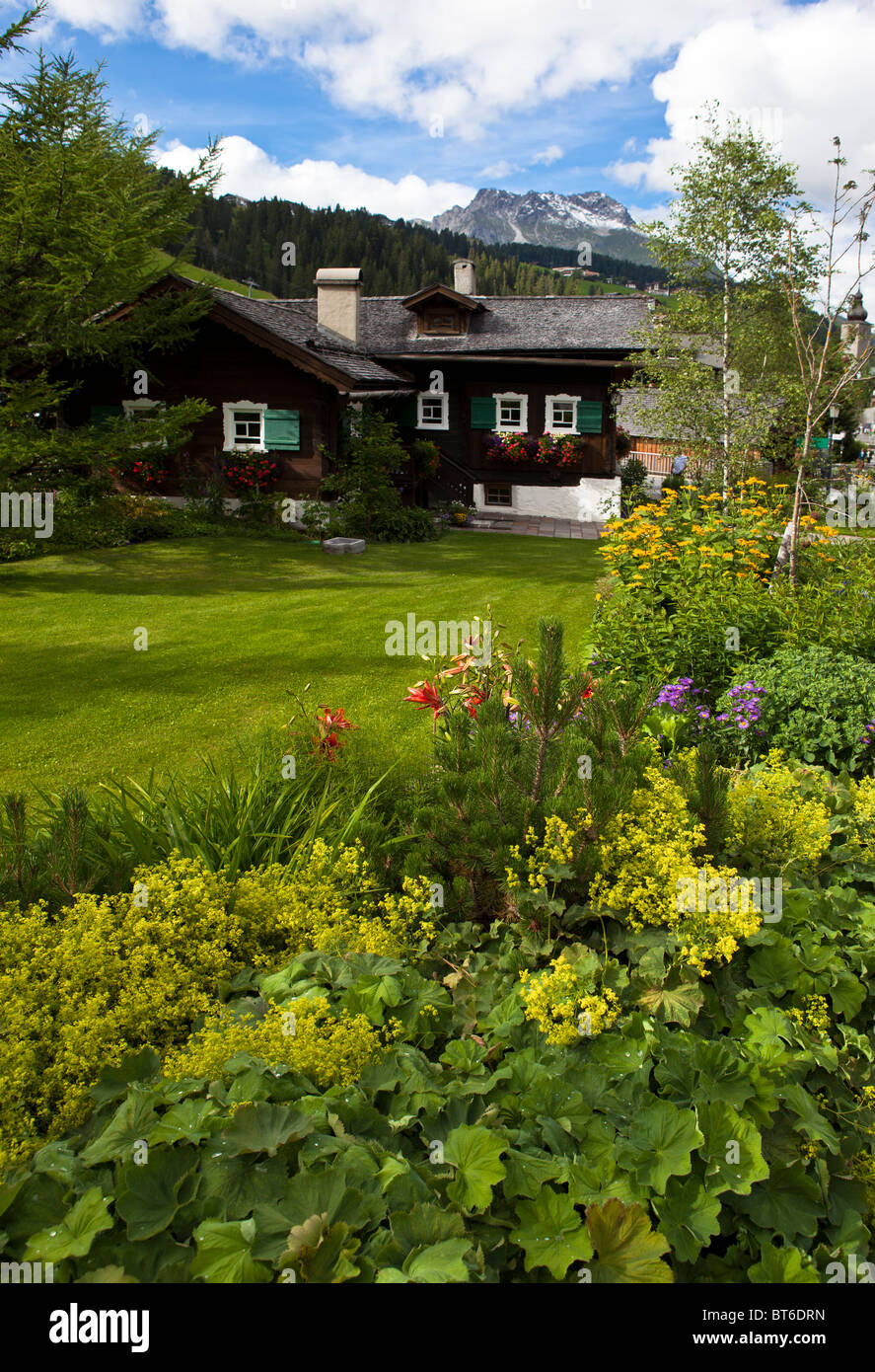 Gepflegten Garten vor einem traditionellen hölzernen Dorfhaus, Lech, Vorarlberg, Österreich Stockfoto