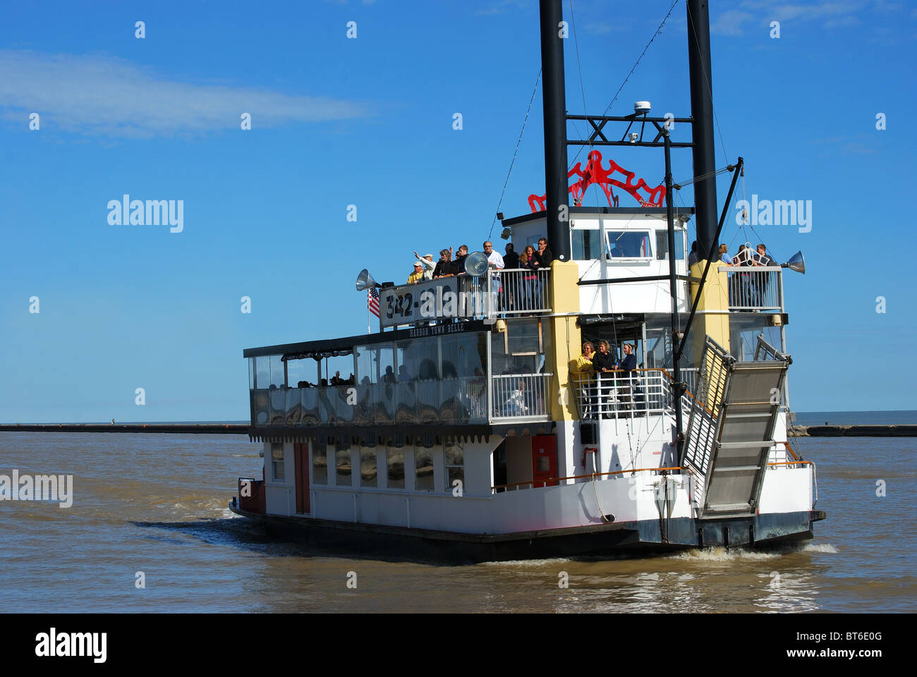 Touristen nehmen Paddelboot fahren auf die Hafen-Stadt-Belle Genesee River. Stockfoto