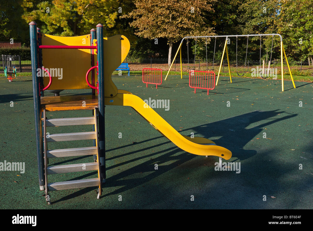 Leeren Spielplatz in Abingdon, Herbst Sonnenaufgang 2 Stockfoto